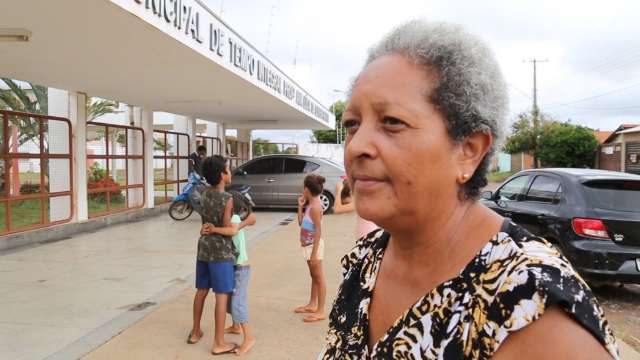 Mães de alunos de escola pública se apertam para comprar material