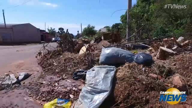 No Nova Lima, rua tem tanto entulho que é preciso andar na contramão