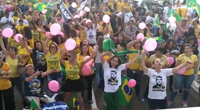 #Elesim: Movimento pró Bolsonaro reúne 600 pessoas na Afonso Pena