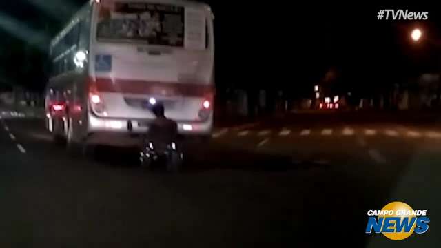 Cadeirante que pegou carona em rabeira de ônibus foi o vídeo mais visto