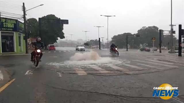 Motoristas se arriscam em alagamentos nas vias da Capital