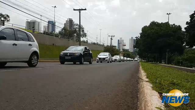 Contra projeto no Senado, motoristas de Uber fazem carreata e buzinaço no centro