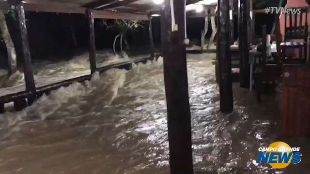 Água de rio invade restaurante de balneário em Bonito