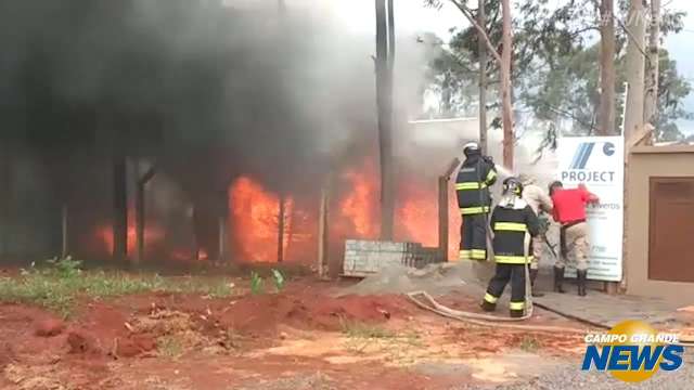 Corpo de Bombeiros combatem chamas de incêndio em empresa