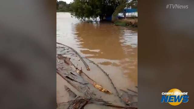 Rio Taquari transborda em Coxim, deixa família desabrigada e coloca Defesa Civil