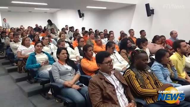 Servidores municipais ocupam auditório da Assembleia para cobrar bônus salarial