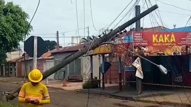 Poste é derrubado e moradores ficam sem energia na Coophavila 2