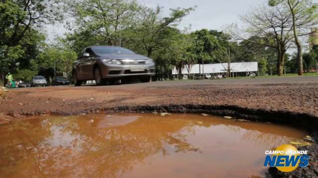 Desviar é solução para não cair em buracos, mas em ruas movimentadas é risco