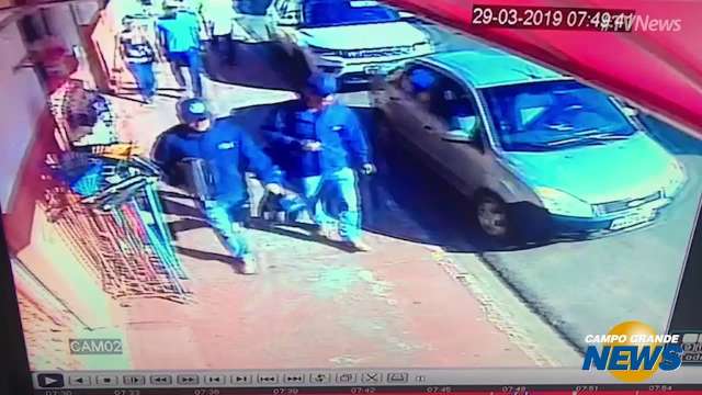 Vídeo mostra assaltantes depois de saírem da agência carregado um malote