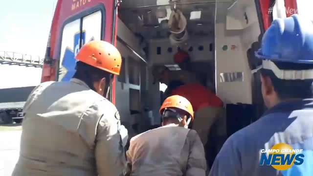 Bombeiros durante socorro a trabalhador que acabou morrendo