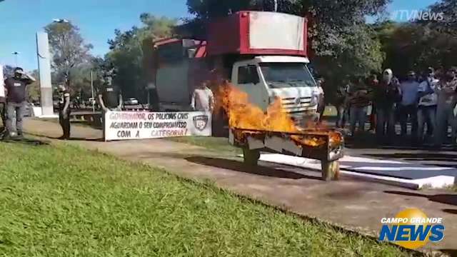 Policiais civis protestando em frente a Governandoria do Estado