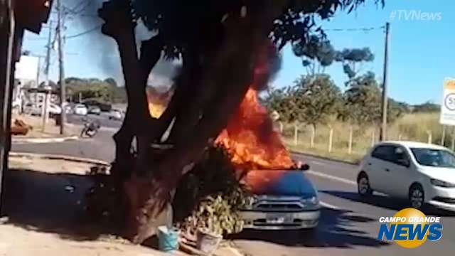 Carro pega fogo na Avenida Tamandaré