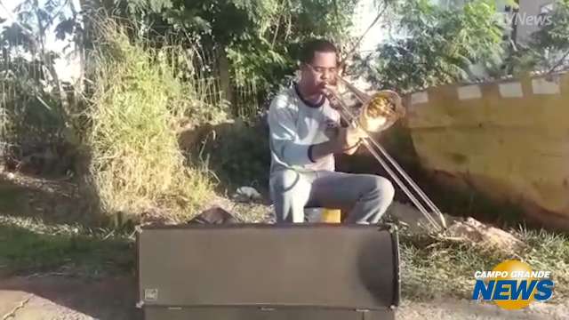 Rafael tocando Cantiga Brasileira na avenida Mato Grosso