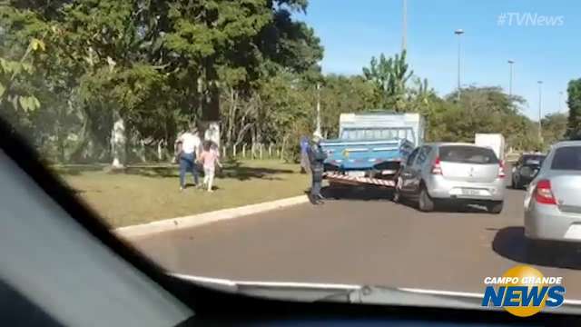 Sandero atinge traseira de caminhão no Parque dos Poderes