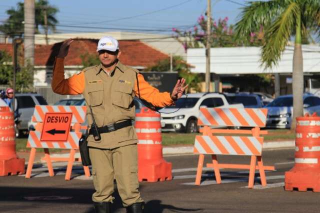 Interditada para obras, trânsito na Fernando Corrêa da Costa exige atenção