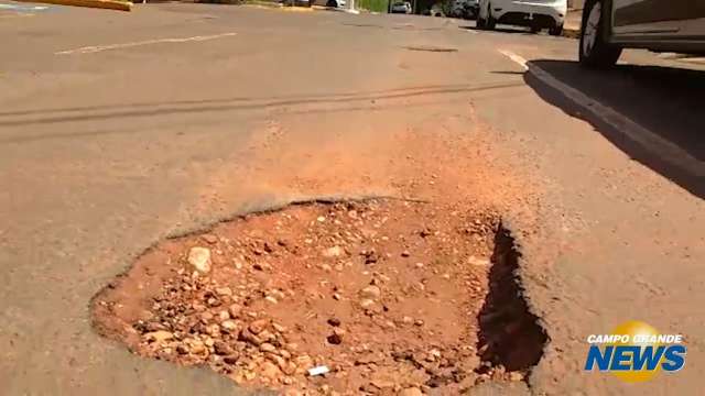 Rua com 16 buracos é único acesso de moradores