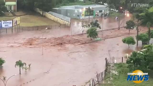 Em poucos minutos água toma conta de rotatória na Rachid Neder