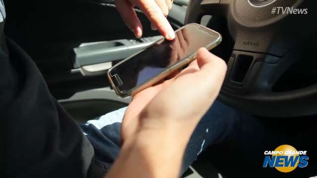 Semana do Trânsito: nem todo mundo sabe, mas celular no semáforo é infração