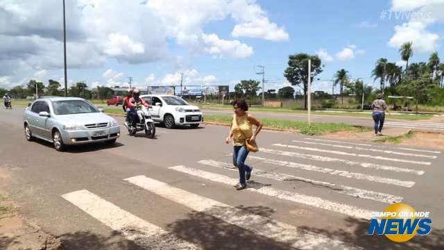 Apesar de faixa, atravessar trecho da Gury Marques é loteria para pedestre