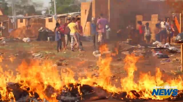 Mãe perdeu a guarda dos dois filhos;  vizinhos protestaram.