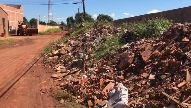 Depósito joga entulho de construção na rua e já causou até acidente