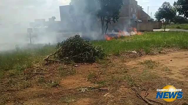 Terreno é incendiado no Jardim Panamá e fumaça se espalha por rua