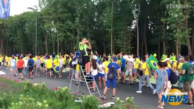 Torcida brasileira feliz na saída do estádio em Samara