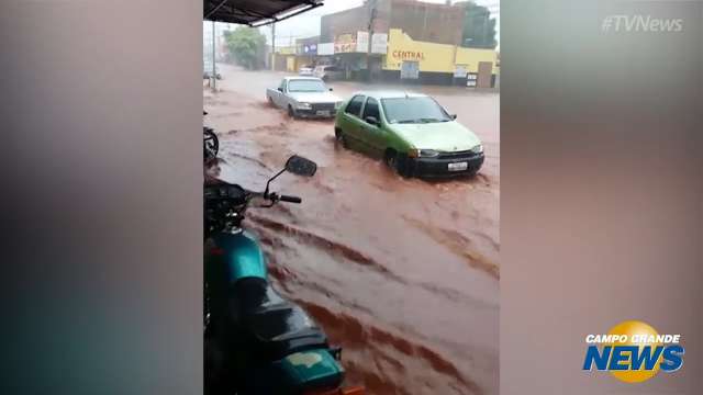 Enxurrada encobre calçada de avenida no Aero Rancho