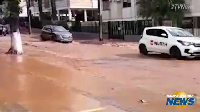 Córrego transborda e enxurrada com lama invade rua no Itanhangá