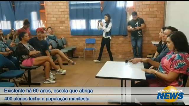 Existente há 60 anos, escola que abriga 400 alunos fecha e população manifesta