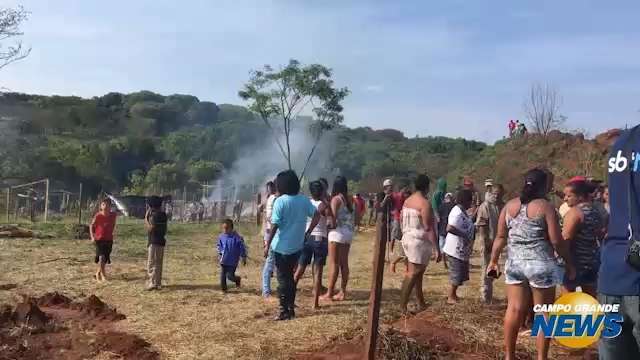 Famílias já levantam barracos em terreno invadido