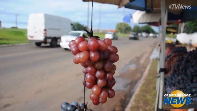 Clientes fogem da fila no mercado comprando frutas nos caminhões na rua