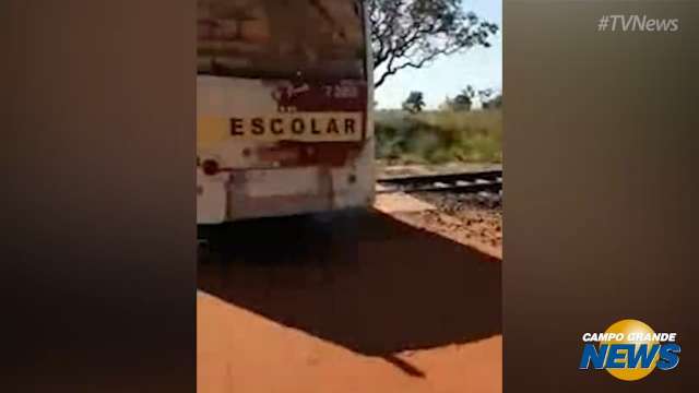 Vídeo registra momento do acidente entre trem e ônibus em Inocência