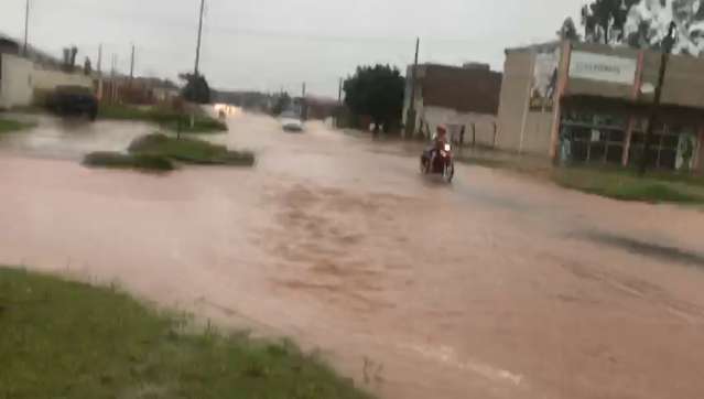 Chuva transforma rua do Jardim Marajoara em rio