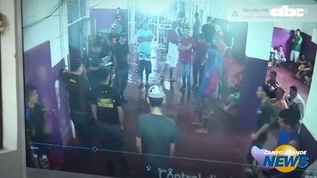 Vídeo mostra celas lotadas antes de fuga em massa na fronteira