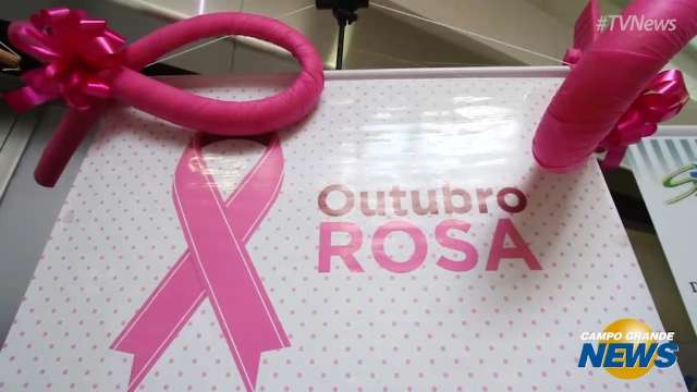 Outubro Rosa: ação no aeroporto alerta passageiros sobre prevenção