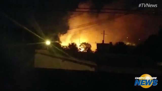 Na Vila Palmira, leitora registra fogo alto em terreno baldio durante a noite