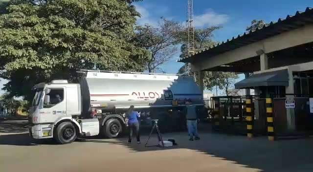 Movimento é intenso em frente a central de distribuição de combustível