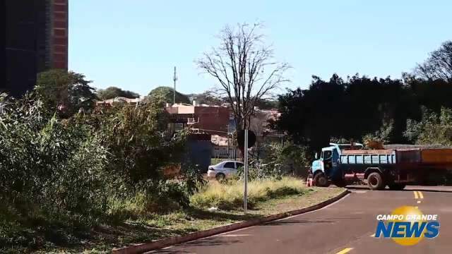 Córrego canalizado só de um lado no Marabá revolta moradores