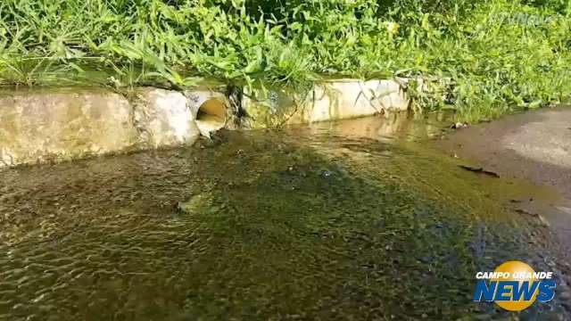 Água que “brota” na calçada da Nelly Martins incomoda vizinhos