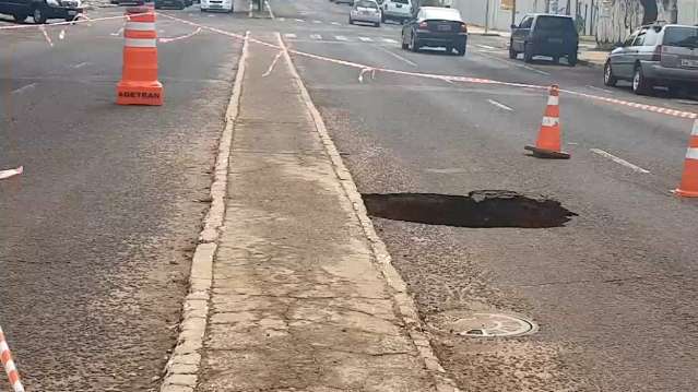 Chuva reabre buracos e atrapalha trânsito em ruas da Capital