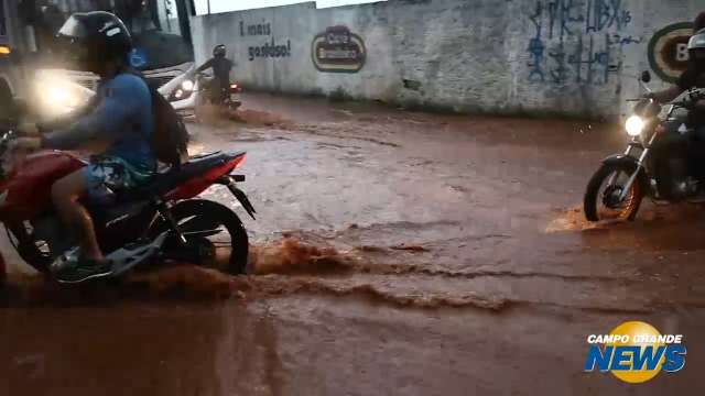 Drenagem falha e mais uma vez ruas viram rios na Capital