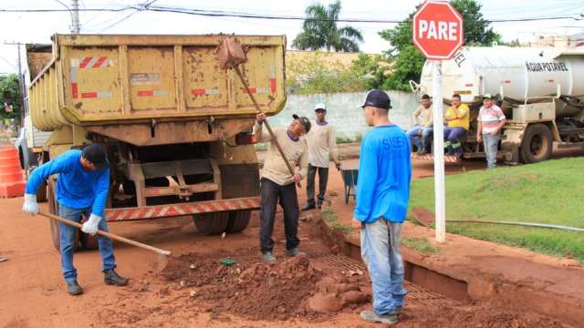 Equipes da prefeitura limpam bueiros e asfalto no Jardim Paradiso