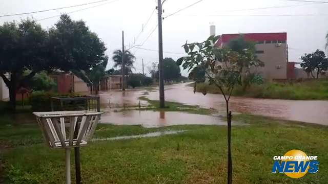 Chuva rápida transforma rua em rio no Nova Campo Grande