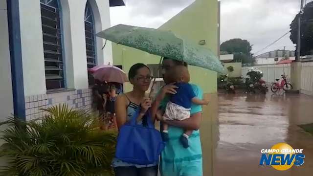 Fieis enfrentam chuva para celebrações da Sexta-Feira Santa