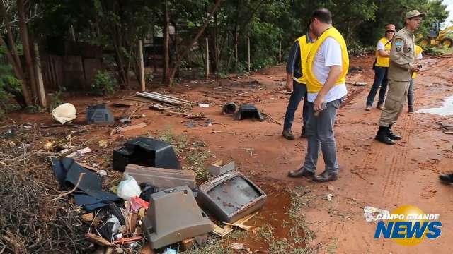 Caravana coloca bombeiros, polícia e Exército em guerra contra mosquito