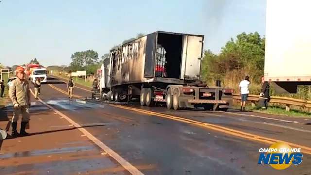 Fogo destruiu carreta que seguia de Campo Grande para Sidrolândia