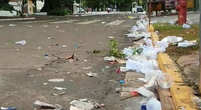 Pelo 4° dia, Carnaval deixa montanhas de lixo em ruas