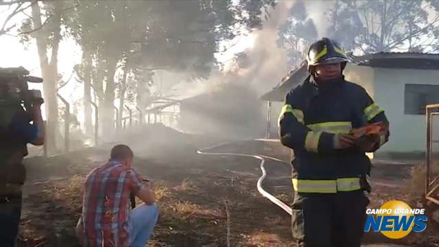 Reflexo de 38 dias sem chuva: incêndio destrói casa no Tiradentes