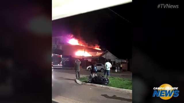 Incêndio destroi loja a poucos metros da fronteira com Ponta Porã